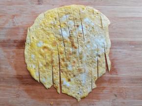 鸡蛋切成细条备用