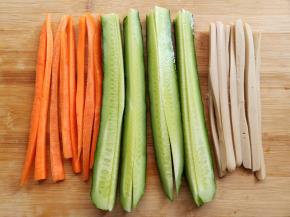 胡萝卜，黄瓜，火腿肠切成细条备用