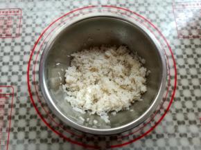 取一个干净的盆子，把米饭和寿司醋混合一下