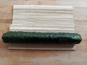 寿司卷好以后放一边，再继续卷其他的2个