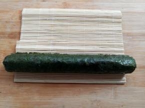 寿司卷好以后放一边，再继续卷其他的2个