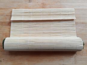 整个寿司饭团往前卷，卷的过程中可以稍微压一下帮助定型