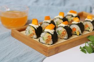 在沙拉酱上再装饰一颗芒果粒就可以开吃了