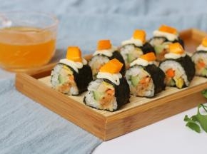 在沙拉酱上再装饰一颗芒果粒就可以开吃了