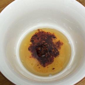 调汁：辣椒油、香油和盐拌匀