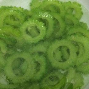 捞出放入冷水中，然后捞出沥干水分