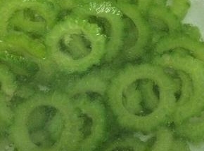 捞出放入冷水中，然后捞出沥干水分