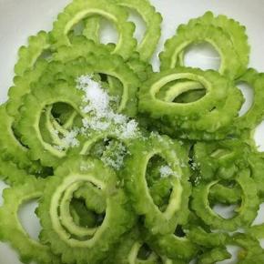 将切好的苦瓜放入碗中，加入盐腌制三分钟