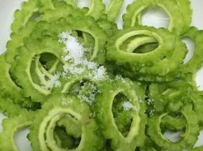 将切好的苦瓜放入碗中，加入盐腌制三分钟
