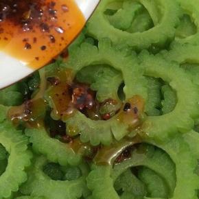 将调好的汁倒入碗中拌匀