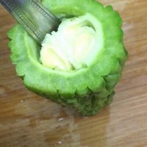 用小勺将里面的籽和囊挖出