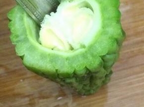 用小勺将里面的籽和囊挖出