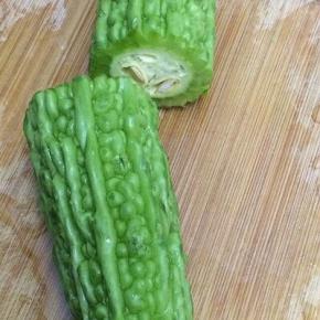 洗干净的苦瓜用刀一切两半