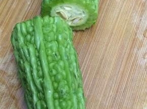 洗干净的苦瓜用刀一切两半