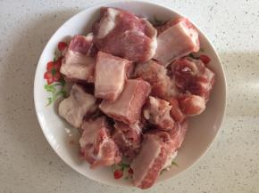 排骨浸泡去除血水，洗净