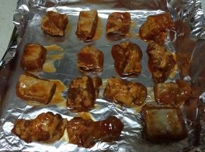 第二天取出烤盘底部铺锡纸，放入排骨