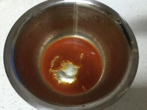 腌料加少许蜂蜜调匀刷表面