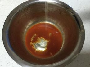 腌料加少许蜂蜜调匀刷表面