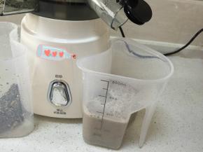 用原汁机边加水，边加豆子，磨豆浆