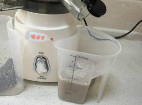 用原汁机边加水，边加豆子，磨豆浆