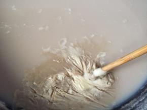 煮开后继续煮5分钟关火，表面会结一层豆皮，捞出（晒干就是豆腐皮，只是这个量少，可以直接吃的）