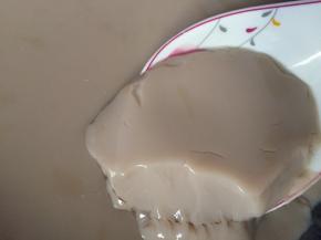 凝固后的豆花很嫩的哦，直接舀出就可以食用的（喜欢什么口味自己调了，我用生抽，盐，麻油微波炉叮一下，洒点葱花就是咸的了）