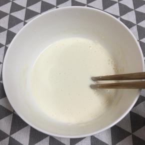 面粉加水，调入盐和鸡精，用筷子搅拌均匀。