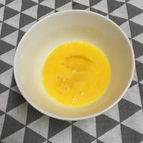 鸡蛋打入碗中，加入少许盐打散备用。