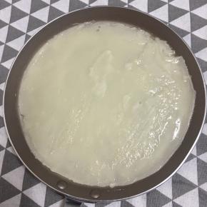 平底锅刷油，倒入面糊摊匀，小火煎至面糊凝固。