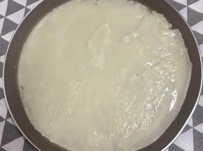 平底锅刷油，倒入面糊摊匀，小火煎至面糊凝固。