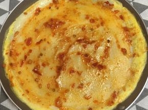 翻面，将鸡蛋饼煎熟，抹上辣椒酱即可食用。