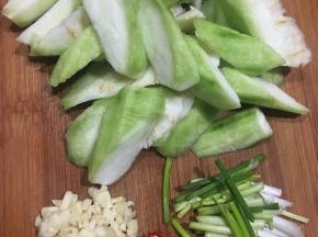 丝瓜去皮，滚刀切块，香葱切段，蒜头切碎，小米椒切圈。