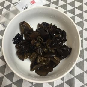 木耳提前洗净泡发好。