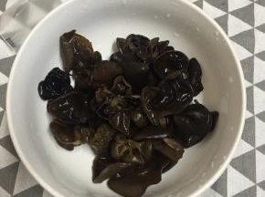 木耳提前洗净泡发好。