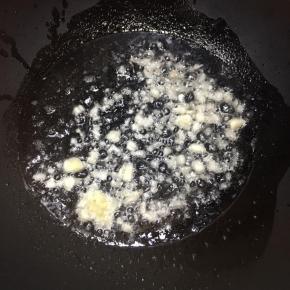 锅中加入油，大火烧热，下入蒜末煸出香味。