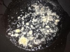 锅中加入油，大火烧热，下入蒜末煸出香味。