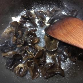 倒入木耳翻炒。