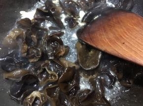 倒入木耳翻炒。