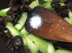 炒至丝瓜变软，调入盐和鸡精，炒匀。