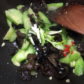 加入葱段和小米椒炒匀即可关火。