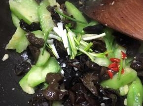 加入葱段和小米椒炒匀即可关火。