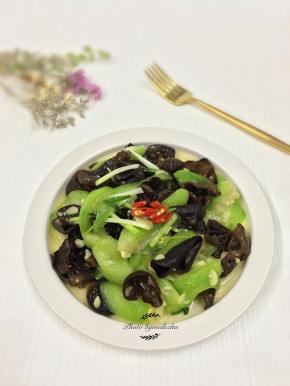 出锅装盘，上桌享用吧。