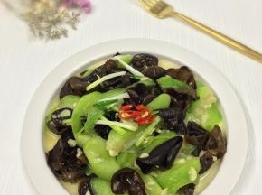 出锅装盘，上桌享用吧。