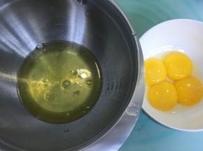 蛋白、蛋黄分离，分别装入无油无水的容器里。