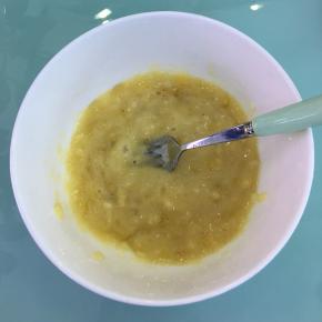香蕉去皮，切段放入碗中，用叉子压成泥。