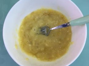 香蕉去皮，切段放入碗中，用叉子压成泥。