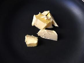 不粘锅小火加热黄油