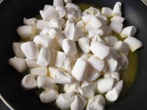 融化后加入棉花糖至融化