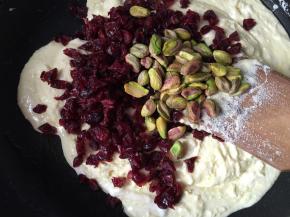 倒入蔓越莓和开心果仁，翻炒匀，装入牛轧糖盘子里