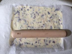 上面铺上一层硅油纸，用擀面杖擀匀